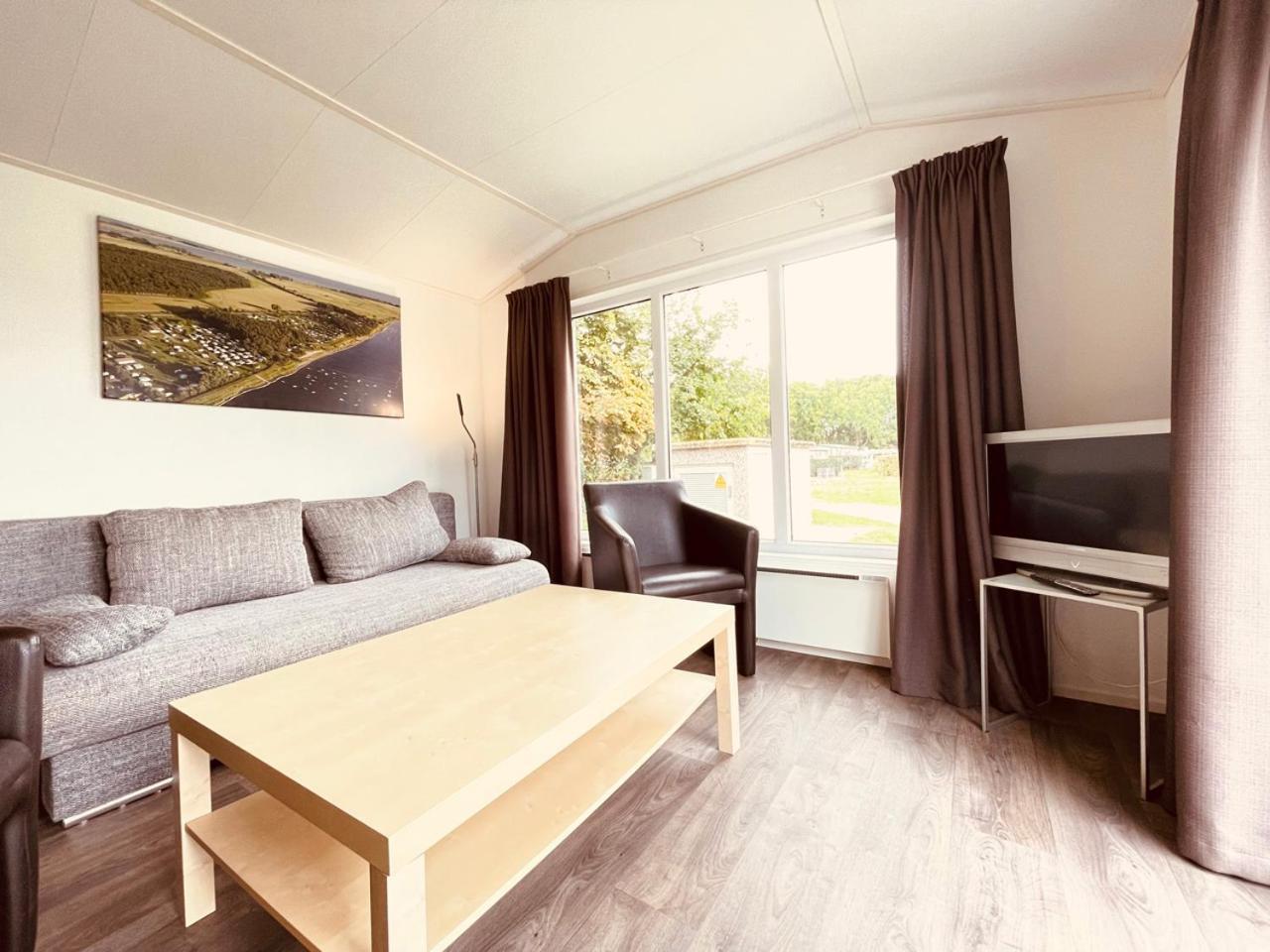 Hotel Regenbogen Suhrendorf à Ummanz Extérieur photo